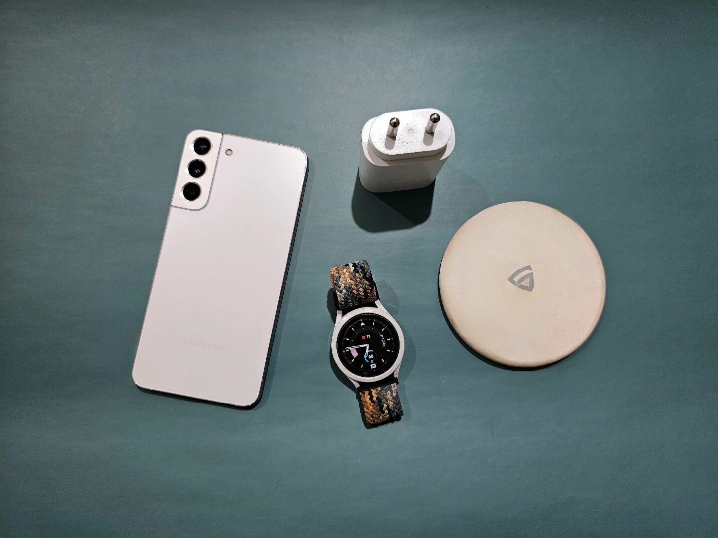 Three ways to charge a smartwatch with a phone charger