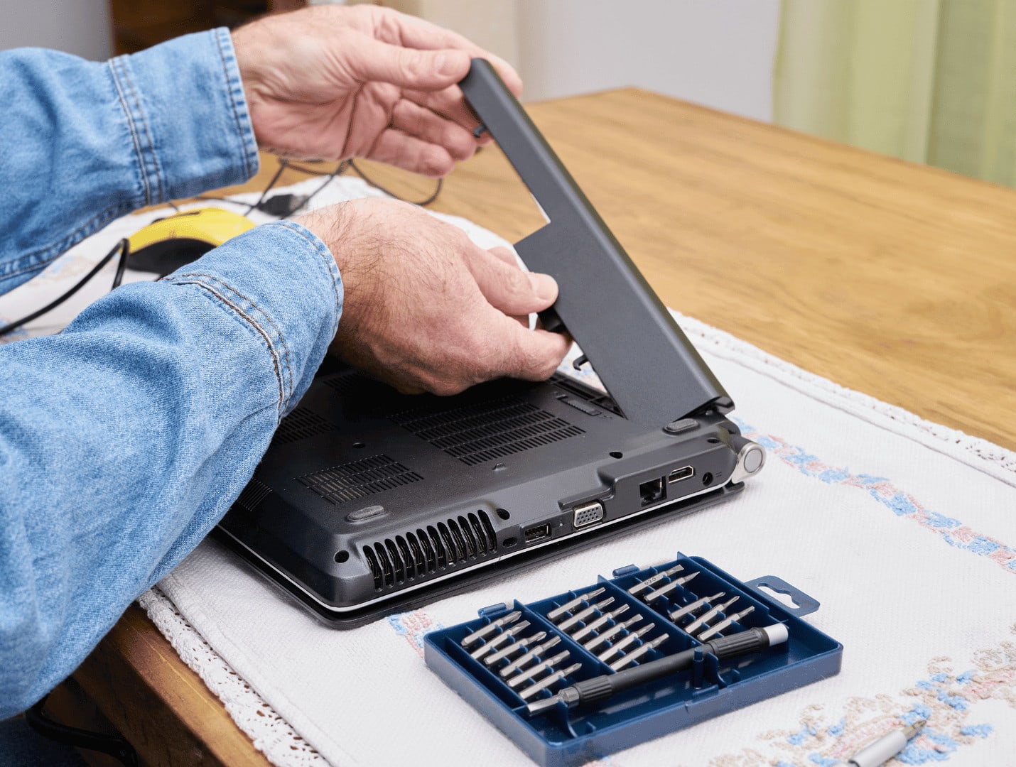 replacing an external laptop battery